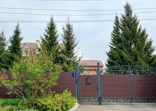 Вам не придется пренебрегать комфортом ради близости к инфраструктуре – в шаговой доступности находятся:<br /><br />- Остановка общественного транспорта<br />- Магазины, школы и детские сады<br />- Гипермаркеты «Лента», «Ашан» и «Перекресток»<br /><br /><strong> Образование на высшем уровне:</strong><br />Всего в 5 минутах езды — элитная гимназия №19, участник проекта «Школы Сколково»,  Школа превосходства Республики Татарстан, партнер международной организации инновационных школ «SWIFT», базовая школа Российской академии наук.<br />Возможности для занятия здоровьем и спортом: школа плавания "Касатка", плавательный бассейн Буревестник, академия тенниса, центр бадминтона, центр гимнастики, строится термальный комплекс "Пляж", фитнес-центры.<br /><br /> <strong>Транспортная доступность:</strong><br />В 15 минутах пешком – станция метро Дубравная, что значительно облегчает передвижение по городу.<br />В 250 метрах от участка остановки общественного транспорта, из поселка несколько выездов: на улицу Дубравная, улицу Кул Гали и улицу Габишева, откуда можно добраться в любую точку города.<br /><br />Этот участок – отличное место для жизни и реализации ваших архитектурных фантазий!<br />Здесь вы сможете построить дом вашей мечты, наслаждаться жизнью в окружении дружелюбных соседей.<br /><br />Не упустите свой шанс!