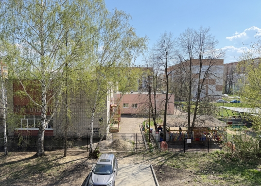 5 топоров) - основана по приказу Петра I как район Адмиралтейства (второго посте Петербургского) для строительства судов Каспийского флота.<br />В рамках начавшейся реновации Адмиралтейской слободы возражден один из старейших в городе парков - Сад рыбака, расположенный в 5 минутах ходьбы от ЖК Адмирал.<br />Ожидается создание делового центра, обширной музейно-рекреационной зоны «Адмиралтейская верфь» с аллеей исторических кораблей, причалами и новой Волжской набережной. <br /><br /> О КОМПЛЕКСЕ:<br />Комплекс сдан в 2026 году.<br />Всего 77 квартир.<br />Приватный двор без машин на стилобате.