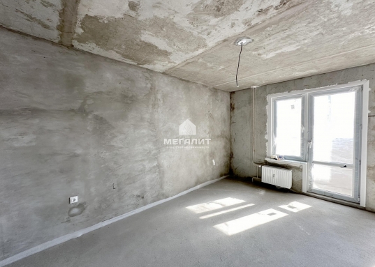 Дом полностью заселен!<br /><br />Квартира с увеличенными оконными проемами, очень светлая, не угловая. <br />Предчистовая отделка: стяжка пола, разведена электрика, установлена добротная входная металлическая дверь, остекленная лоджия.<br /><br />Огороженная придомовая территория, автоматические въездные ворота.<br />Во дворе детская площадка и внушительная наземная парковка, благодаря чему у Вас всегда будет место для автомобиля!<br /><br />В шаговой доступности ст.