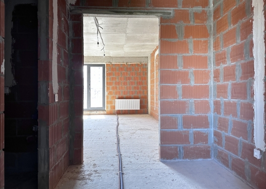 Фасады дома выложены клинкерной плиткой и композитными фасадными панелями, благодаря чему дом органично вписывается в существующий контекст города. <br /><br />Расположение в тихом и уютном центре города порадует удобной инфраструктурой и доступностью к деловой, общественной и развлекательной жизни Казани.