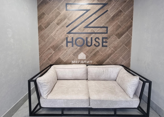 Предусмотрена служба консьерж-сервис.<br />​​​​​​​<br />Кроме того, имеется подземный паркинг - решение вечного вопроса с парковкой (за дополнительную плату можно приобрести 3 машино-места).<br />​​​​​​​<br />Предлагаемая квартира общей площадью 93 кв.м располагается на 5 этаже 6-ти этажного дома, ее отличает удобная планировка и высокие потолки.<br /><br />Просторная, наполненная светом гостиная, большая кухня-столовая, вместительная прихожая и два великолепных санузла.