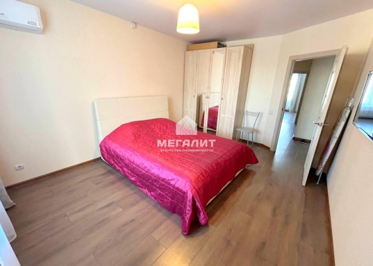 <strong>     Квартира реальная. <br /></strong><br />     <strong>Сдаю на долгий срок двухкомнатную квартиру в Советском районе г. Казани в современном ЖК "Весна" по ул. Азата Аббасосова, д.8.<br /></strong><br />     Жилой комплекс повышенной комфортности, видеонаблюдение, система умный дом.<br />      В квартире сделан современный ремонт, имеется вся необходимая мебель и техника для комфортного проживания:<br />- двуспальная кровать;<br />- Диван раскладной;<br />- кухонный гарнитур;<br />- свч печь;<br />- телевизор;<br />- кондиционер;<br />- Стиральная машина;<br />- Холодильник.<br /><br />    Жилой комплекс расположен в центре Советского района, развитая инфраструктура, все, что необходимо для жизни находиться в шаговой доступности, через дорогу многопрофильный лицей №185 и детский сад № 158.