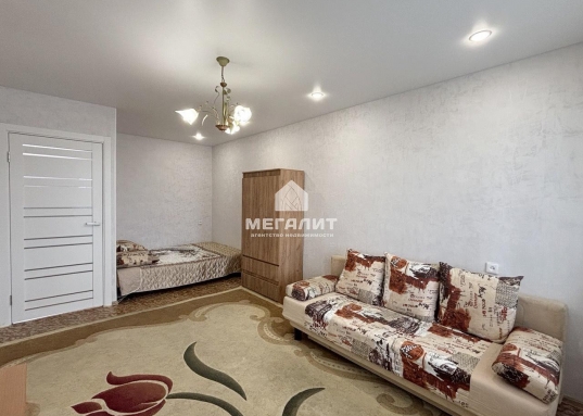 Адрес: ул. Фатыха Амирхана, дом 21, Количество комнат: 1, Общая площадь: 42 м<sup>2</sup>, Жилая площадь: 19 м<sup>2</sup>, Площадь кухни: 10 м<sup>2</sup>, Этаж: 8/10, Тип дома: Кирпичный, Район: Ново-Савиновский