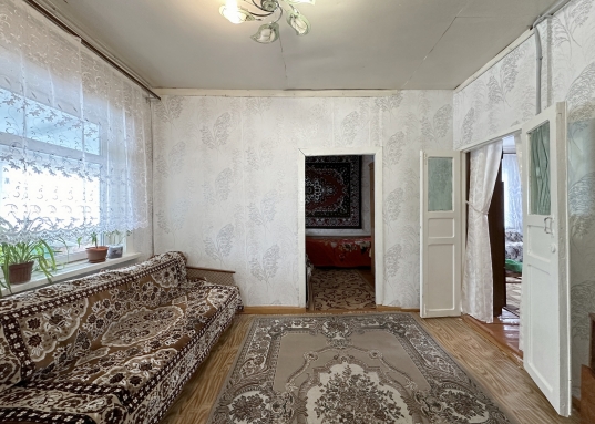 В поселке есть школа и детский сад, озера, выход к Волге с пляжем, конный комплекс.