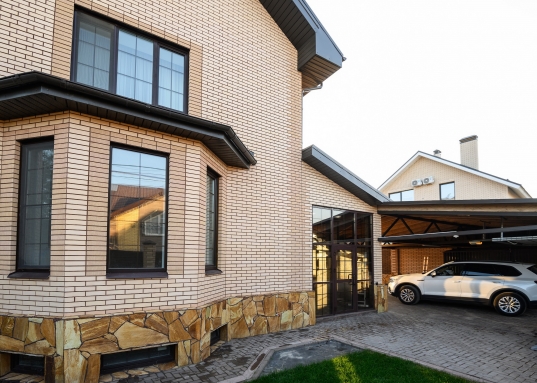 Здесь вы сможете отдохнуть душой, телом и насладиться гармонией с природой.<br /> * Зона для барбекю с печью и местом для отдыха, идеально подходящая для дружеских встреч<br /> * Ухоженный газон, стройные ели, продуманное освещение и отдельно стоящий дровник создают атмосферу уюта и гармонии.<br /><br /><strong><em>О местоположении:</em></strong><br />* Приволжский район, г. Казани<br />* пос.