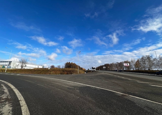 Ровный рельеф, прямоугольная форма.