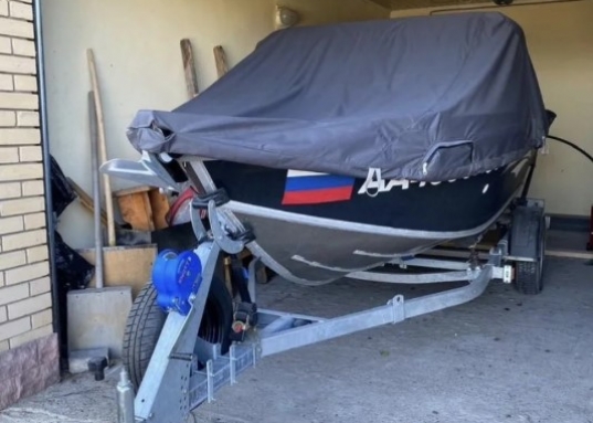 Матюшино прямо на берегу матушки Волги Вы найдете то, о чем мечтали!<br /><br />Дом построен в 2006 году, есть баня, гараж, теплица, летняя кухня с зоной барбекю, выполнено полное благоустройство участка: брусчатка, большое количество декоративных и плодовых деревьев: сосны, ели, кедры, разнообразие можжевельников и туй, яблони, груши, вишни, 6 сортов винограда и многое другое будут радовать Вас каждое лето!<br /><br /><strong><span style="text-decoration:underline;">О доме:</span></strong><br /><br />Год постройки: 2006<br />Площадь 200,6 м2<br />Материал стен: кирпич<br />Фундамент: блочный<br />Количество этажей: 2<br />Количество спален: 5<br />Коммуникации: отопление: индивидуальный газовый котел с насосом, электричество: 380 Вольт, вода: артезианская скважина.<br />Внутренняя отделка: различные сорта древесины - лиственница, сосна, дуб и тд.<br /><br />Дом полностью экологичен, каким и должен быть качественный дом для жизни на природе!<br />Великолепные видовые характеристики в любое время года: летом - бескрайние просторы Волги и щебет птиц, зимой - настоящая Новогодняя сказка!<br /><br /><strong><span style="text-decoration:underline;"> Об участке:</span></strong><br /><br />Площадь участка: 16,27 сот.<br />Участок расположен в 300 метрах от берега Волги.