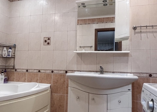 В двух минутах ходьбы остановки общественного транспорта, продуктовые магазины, аптеки и другие объекты инфраструктуры, которые так необходимы в нашей жизни.