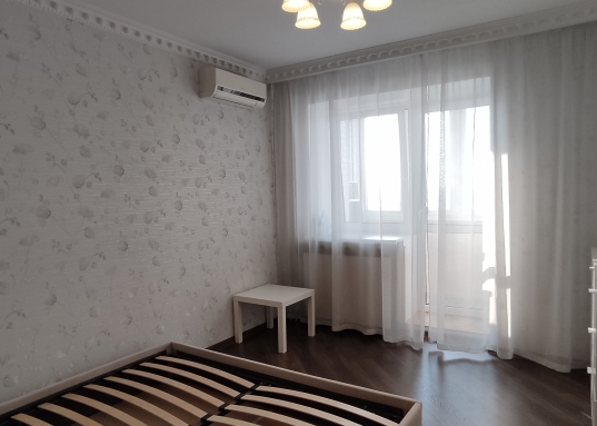 Комнаты раздельные площадью 15 кв.м и 12 кв.м, кухня 13 кв.м. Лоджия из спальни, застеклена.