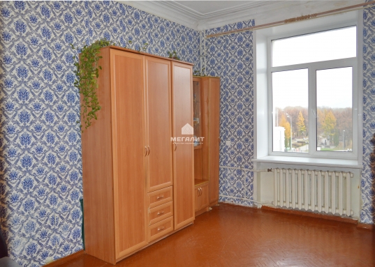 Красивый вид из окон на живописный парк "Крылья Советов" и культурный центр им. Ленина, где активно действуют детские кружки, секции и проходят многочисленные культурные мероприятия.<br /><br />* Общая площадь: <strong>71,5 м²</strong><br /><br />* Планировка:<br />Площадь: 71,5 кв.м, просторная и продуманная планировка.<br />- <strong>Гостиная</strong>: 18,9 кв.м, подходящее место для приёма гостей и семейных мероприятий.<br />- <strong>Спальни</strong>: первая комната площадью 16,8 кв.м, вторая – 11,8 кв.м, каждая из которых предоставляет массу возможностей для создания собственного уютного уголка.<br />- <strong>Кухня</strong>: 11 кв.м плюс отдельная кладовка, где удобно расположится всё необходимое оборудование и принадлежности.<br /><br />* Потолки: Высокие, создающие ощущение простора и свободы.<br />* Огромные окна высотой до 2 метров обеспечивают максимальное освещение.<br />*Подоконники: достаточной ширины, где можно обустроить удобное место для чтения книг или работы с ноутбуком.<br />* Санузел: раздельный, удобен для семьи.<br />* двор с обустроенной детской площадкой и парковочными местами.<br />* Окружение: парк «Крылья Советов», Дворец культуры им. Ленина с детскими творческими кружками.<br />*Транспортная доступность: 5 минут пешком до станции метро «Авиастроительная».<br />*Инфраструктура района радует разнообразием услуг и заведений:<br />- Спортивный комплекс «Триумф» позволит заниматься фитнесом и плаванием без поездок далеко от дома.<br />- Медицинская помощь доступна в больнице №12, расположенной неподалёку.<br />- Образовательные учреждения рядом гимназией №36 и детский садик во дворе.<br />- Детский футбольный клуб «Рубин» приглашает юных спортсменов развивать свои таланты.<br /><br />Рядом улицы: Дементьева, О.Кошевого, Лукина, Ленинградская, Максимова, Тэцевская, Лядова, Тимирязева<br /><br /><strong>Преимущества "сталинки":</strong><br /><br />✅ Просторные комнаты с высокими потолками и качественной звукоизоляцией.<br />✅ Возможность реализации ваших дизайнерских идей благодаря толстым стенам и удобным планировкам.<br />✅ Великолепная вентиляция и качественная строительная отделка.<br />✅ Развитая инфраструктура района, удобные дворы с зелеными зонами и детской площадкой.<br />✅ Идеальное сочетание исторической атмосферы и современной инфраструктуры.<br /><br /><br />​​​​​​​<br />Покупателям предоставляется уникальная возможность самостоятельно спроектировать интерьер, добавив оригинальные черты и элементы, отражающие их личный стиль и вкусы.<br /><br />Эта квартира станет идеальным выбором для тех, кто ценит качество строительства, размеренность быта и комфортное проживание.