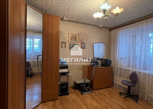 Тогда читаем дальше!<br /><br /><strong>Почему это идеальное предложение для вашей семьи:</strong><br /><br />1.  Удачное расположение дома: 2 школы (№ 85 и 89) и детские сады (№ 61 и 16 "Счастливый малыш") в шаговой доступности, <strong>без необходимости переходить дорогу!</strong><br />Также рядом юношеский клуб с секциями, хоккейная коробка, спортивные площадки.<br />2. Всегда есть место для вашего автомобиля - множество парковочных мест во дворе и круглосуточная охраняемая парковка.<br />3.