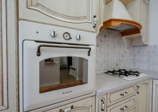 Высота потолков - 3 м.<br />Свежий ремонт: полы - паркет и плитка (теплый пол), стены - покраска/обои, новая сантехника премиальных брендов, обновлены стеклопакеты.