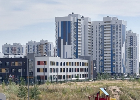 узел раздельный – 3,05 кв. м, и 1,5 кв. м.<br />- гардеробная 3,03 кв.м<br />- коридор 15,5 кв.м<br />- две лоджии 4,8 кв.м и 4,2 кв.м<br /> <br /><strong>ИНФРАСТРУКТУРА РАЙОНА: </strong><br />- удобное расположение дома<br />- в шаговой доступности гимназия, лицей, детские сады, развивашки для детей<br />- магазины, поликлиники (детская и взрослая), бассейн, парикмахерская, аптеки, недалеко супермаркеты, ТЦ «Радужный» с кинотеатром, множество кафе<br />- красивый современный парк<br /><br /><strong>​​​​​​​Идеальное место для жизни большой семьи с детьми.</strong> Звоните!
