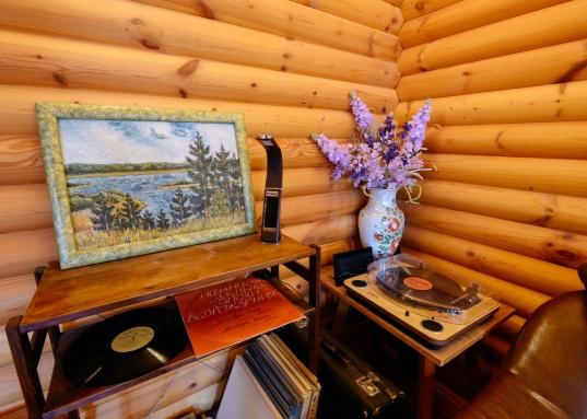 В основном известковая почва, поэтому очень хорошо растут косточковые деревья: яблони и вишни.<br /><br /><br /><span style="text-decoration:underline;"><strong>Юридические аспекты:</strong></span><br /><br />Единственный собственник, строивший дом для своей семьи, без залогов и обременений.