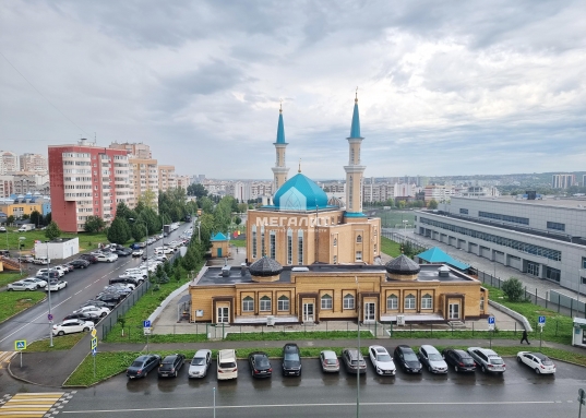 До остановки Проспект Победы 650 метров (9 автобусных маршрута, трамвайная остановка).