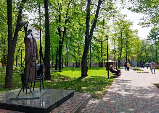 Лицей 131, Гимназия 96, Школа 18, КАИ, КФУ, КХТИ, КГАСУ, поликлиники, больницы.<br />- ТЦ Kazan Mall, ТРЦ Корстон, ТРЦ Кольцо, Парк Горького, скейт-парк Парк Урам, детский спортивный парк "Елмай" а также театры, музеи, магазины, кофейни, пекарни, атмосферные парки и скверы.<br /><br /><strong>Отличная транспортная развязка</strong>, остановки общественного транспорта в 3-х минутах, метро "Суконная слобода" 15 минут ходьбы пешком.<br /><br />Рядом улицы: Хади Атласи, Чехова, Вишневского, Лейтенанта Шмидта, Достоевского, Карла Маркса, Николая Ершова, Нурсултана Назарбаева, Калинина.<br /><br />Один взрослый собственник, вся сумма в договоре ЗВОНИТЕ!