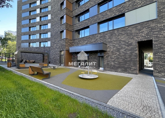 В квартире <strong>много естественного света</strong>, что стимулирует творческое начало и стремление к познанию и росту.<br /><br /><span style="text-decoration:underline;"><strong>Возможно увеличение площади квартиры до 93,39 м2 за счет объединения со смежной студией.</strong></span><br /><br />Красивое <strong>дизайнерское лобби</strong> в природных оттенках встречает жителей дома <strong>зоной отдыха</strong>.