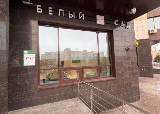 Большие окна, место под вывеску, статусное окружение, очень высокий автомобильный и пешеходный трафики.<br /><br />В помещении выполнен очень стильный и дорогостоящий ремонт по дизайн проекту.<br /><br />Большое внимание уделено инженерным сетям и коммуникациям:<br />* Кассетная сплит-система производства Mitsubishi Electric.