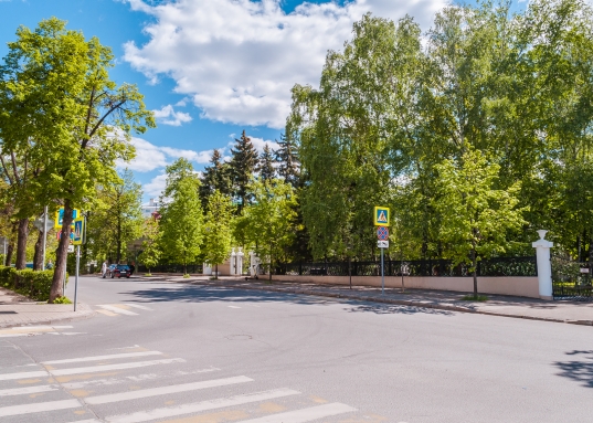 В 120 метрах от школы №18, в шаговой доступности от ведущих ВУЗов Казани и иных учреждений делового и культурного центра столицы РТ.<br /><br />Круглосуточная охрана, подземный паркинг, лифт до парковки, уютный внутренний двор, где размещены: игровая площадка для детей, площадка для отдыха взрослых, пруд с живыми рыбами и вишневый сад.<br /><br />Площадь квартиры: 155,2 кв.м.<br /><br />Организована удобная планировка:<ul><li>просторная кухня/гостиная: 42 кв.м.</li><li>спальная владельцев: 29,4 кв.м.</li><li>две комнаты: 20,1 и 17,5 кв.м.</li><li>два с/у: 10,2 и 3,2 кв.м.</li><li>гардеробная 3,6 кв.м.</li><li>холл 29,3 кв.м.</li></ul><br />​​​​​​​Стоимость продажи: 380 тр/кв.м.<br />Имеется 1 машиноместо в подземном паркинге.