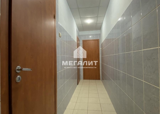 Высота потолков 3,5 м.</p><p>Есть 4-5 парковочных мест у входа (бесплатно), а также платная парковка на территории комплекса.