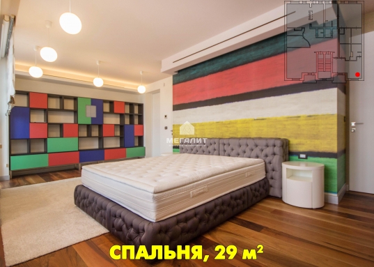 Она плавно переходит в просторную столовую зону с большим обеденным столом. Помимо всего этого на первом уровне есть еще одна огромная спальня с двумя вместительными гардеробными и санузлом. Особого внимания заслуживает и сауна, отвечающая всем стандартам безопасности.<br /><br />Второй уровень занимает 305 кв. м— и это отдельная история, которая придется по вкусу истинным ценителям роскоши и комфорта.