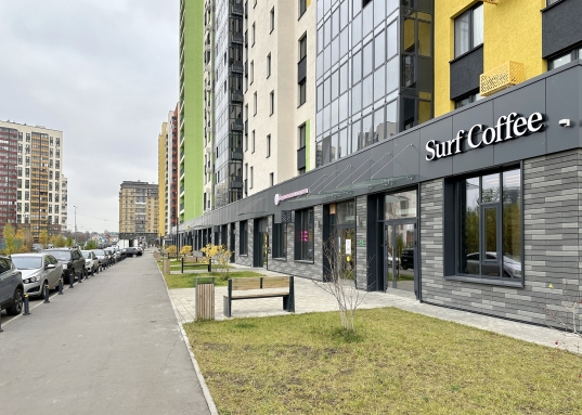 И что не мало важно: <strong>дом удобно расположен вначале ЖК</strong>, вдали от шумных магистралей, но при этом рядом с местным ТЦ, поликлиникой, паркингом и остановкой общественного транспорта!<br /><br />Если Вы знаете, что такое комфорт, Вы в полной мере оцените это предложение!