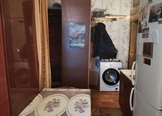 В квартире общая кухня, санузел, общий склад. Площадь комнаты 25 кв/м, что вполне достаточно сделать из комнаты полноценную квартиру со всеми удобствами, своей кухней и своим санузлом, как это уже сделали соседи по квартире.