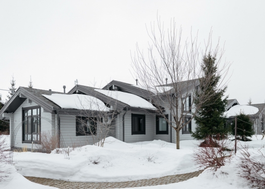 Внутренняя отделка дома выполнена из натурального дерева, во всех помещениях установлены пластиковые евроокна и кондиционеры.