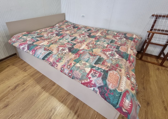 Кирпичный дом,, чистый подьезд.<br /><br />МЫ ПРОВЕРИЛИ КВАРТИРУ ,ЧТО В НЕЙ ВСЁ ХОРОШО,СОБСТВЕННИК НАДЁЖНЫЙ.<br /><br />ФОТОГРАФИИ НАСТОЯЩИЕ- МЫ ИХ СДЕЛАЛИ САМИ.<br /><br />Чистая и опрятная квартира, из техники мини-холодильник, СВЧ, стиральная машина, из мебели двуспальная кровать, шкаф, письменный стол, комод, стулья, шкаф в прихожей.<br /><br />В шаговой доступности станция метро "Аметьево", продуктовые магазины, поликлиника, аптеки, садики, кооперативный институт, сквер имени Карбышева для прогулок и иные объекты инфраструктуры.