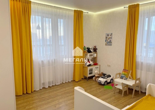 Современный качественный ремонт со стильными элементами декора в светлых тонах, что создает атмосферу уюта и тепла.