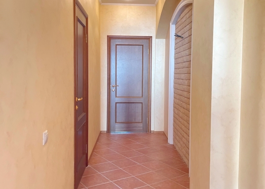 Дом построен очень качественно, толстые стены обеспечивают шикарную шумоизоляцию, потолки высотой 3,4 м, есть полноценный технический этаж.<br />В квартире был сделан качественный евроремонт, после которого в квартире никто не жил.