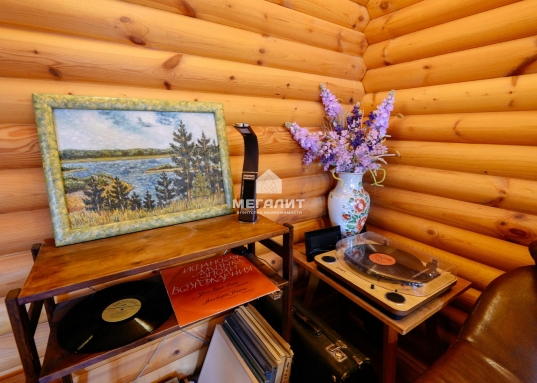 В основном известковая почва, поэтому очень хорошо растут косточковые деревья: яблони и вишни.<br /><br /><br /><span style="text-decoration:underline;"><strong>Юридические аспекты:</strong></span><br /><br />Единственный собственник, строивший дом для своей семьи, без залогов и обременений.