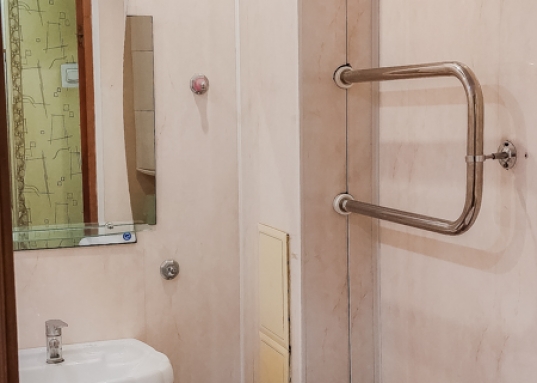 Продается 1-комнатная квартира на 5-ом этаже по ул. Абсалямова д. 28 (Ново-Савиновский район).<br /><br /><strong><em>О преимуществах квартиры:</em></strong><br />- не угловая, вид из окна на бульвар «Белые цветы»<br />- общая площадь квартиры 34,8 кв.м, без лоджии 33,7 кв.м<br />- кухня правильной формы 9,1 кв.м с выходом на застекленную лоджию<br />- совмещенный санузел 3,1 кв.м<br />- в прихожей имеется удобное место для гардеробного шкафа<br />- просторный закрытый тамбур на 3 квартиры<br />- в квартире все остается<br />- ремонт можно сделать по своему вкусу<br /><br /><em><strong>О доме и инфраструктуре:</strong></em><br />- дом с идеально чистым подъездом и новой входной группой<br />- 2001 года постройки<br />- новый лифт<br />- благоустроенный двор с детской площадкой<br />- рядом детские сады и престижные школы<br />- парки и скверы для прогулок и отдыха<br />- до метро «Козья Слобода» 12 минут пешком<br />- до остановок общественного транспорта 5 минут пешком<br />- рядом ТЦ Парк Хаус, Парк Победы, ТЦ Тандем, набережная Казанки, Чаша, Лемана Про, Татнефть арена, РК Ривьера – все в шаговой доступности<br /><br /><em><strong>О документах:</strong></em><br />- 1 взрослый собственник<br />- без занижений и обременений<br />- проходит по ипотеке<br />- чистая продажа<br /><br />Рядом расположены улицы: Чистопольская, Мусина, Меридианная, Четаева, Сибгата Хакима, Ямашева, Амирхана.<br /><strong>Звоните, покажем в удобное для Вас время.</strong><br /><br /><em><strong>С уважением, ваш гид в мире недвижимости, Эльмира Шайдуллина.<br />АН «МЕГАЛИТ» основано в 2004 году.