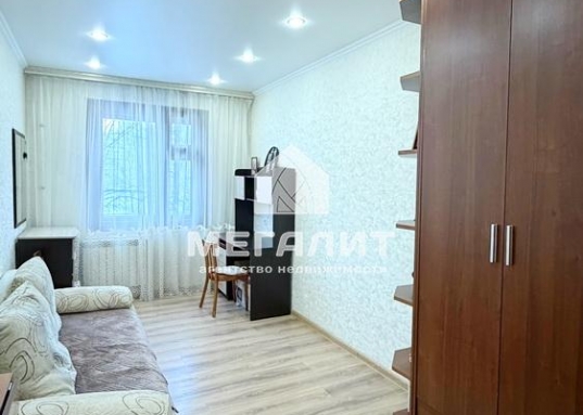 Продается прекрасная трехкомнатная квартира, общей площадью 59,6 кв.м. расположена на 4 этаже 5-этажного панельного дома на границе Ново-Савиновского и Московскогоо района по улице Пр.Ибрагимова ,дом 81.