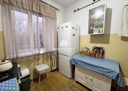 О документах:
- Квартира  от первых собственников                                                                                                                                           
- Без долгов и обременений 
- Свободная продажа
- Без детских долей

О квартире:
- светлая, теплая, чистая квартира   
- балкон застелен, на всех окнах пластиковый стеклопакет, все окна во двор
- ремонт не  делали давно, но состояние жилое
- полы деревянные, стены, потолки побелка 
- счетчики на свет, воду
О доме:                                                                                                                                                                          - дом после кап.