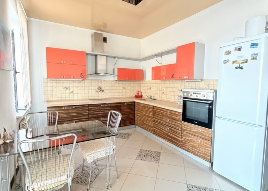 Просторная светлая комната с выделенной спальной зоной , большая кухня-столовая с выходом на балкон.