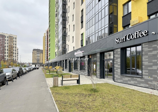 И что не мало важно: <strong>дом удобно расположен вначале ЖК</strong>, вдали от шумных магистралей, но при этом рядом с местным ТЦ, поликлиникой, паркингом и остановкой общественного транспорта!<br /><br />Если Вы знаете, что такое комфорт, Вы в полной мере оцените это предложение!