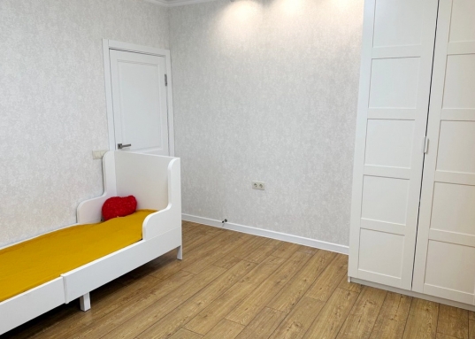 В квартире установлена хорошая система освещения, теплый пол в ванной комнате, бойлер, интернет, кабельное телевидение, домофон.