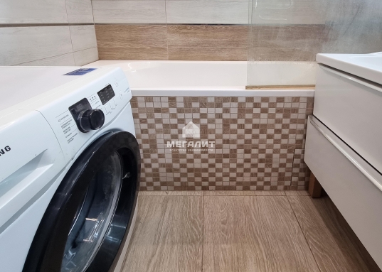 Находится недалеко от авторынка и ТЦ "Парк Хаус".