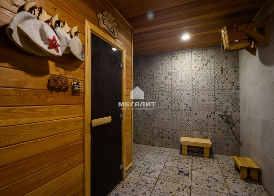 Дом полностью готов к проживанию, выполнен безупречный ремонт в элегантных светлых тонах.<br /><br /><strong><em>О доме:</em></strong><br />* Дом 2019 года постройки<br />* Фундамент - свайно - буроналивной<br />* Стены - керамические блоки porotherm, базальтовый утеплитель, облицовочный кирпич<br />* Кровля - мягкая черепица с утеплителем<br />* Материал труб отопления и теплых полов - сшитый полиэтилен<br />* Централизованные водоснабжение<br />* Канализация 2 септика по 5 колец<br />* Теплый пол в сан.узлах и прихожей<br />* Дом полностью готов к проживанию, выполнен качественный ремонт в светлых тонах<br />* Оптиковолоконный интернет<br />* По периметру дома - забор с откатными воротами.<br /><br /><br /><strong><em>О планировке:</em></strong><br />* Просторная прихожая с гардеробной, стильная кухня площадью 25 м², уютная гостиная 27 м², а также современный санузел с душевой кабиной, оформленный в элегантном стиле.