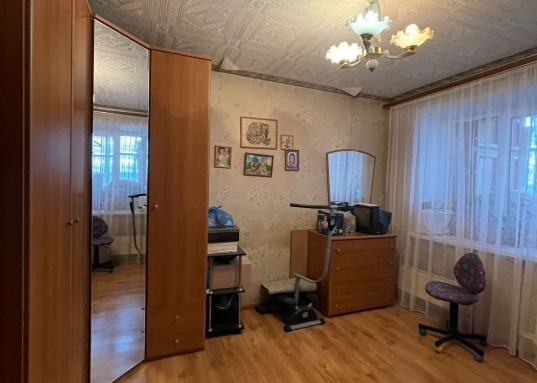 Тогда читаем дальше!<br /><br /><strong>Почему это идеальное предложение для вашей семьи:</strong><br /><br />1.  Удачное расположение дома: 2 школы (№ 85 и 89) и детские сады (№ 61 и 16 "Счастливый малыш") в шаговой доступности, <strong>без необходимости переходить дорогу!</strong><br />Также рядом юношеский клуб с секциями, хоккейная коробка, спортивные площадки.<br />2. Всегда есть место для вашего автомобиля - множество парковочных мест во дворе и круглосуточная охраняемая парковка.<br />3.