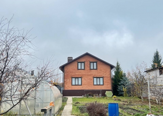 Шикарные места для рыбалки, рядом лес, красивые виды природы.<br /><br /><strong><em>О доме:</em></strong><br />* Кирпичный дом 2014 года постройки<br />* 2 этажа<br />* На 1 этаже кухня, гостиная, спальная комната, на 2 этаже 3 спальни<br />* Сан.узлы на 1-ом и 2-ом этажах<br />* Приятный ремонт в светлых тонах<br />* Скважина<br />* Канализация септик 2 кольца<br />* Газ и электроэнергия-прямые договора.<br /><br /><strong><em>Об участке:</em></strong><br /> * Участок правильной формы 11 соток<br /> * Забор по всему периметру, откатные ворота, заезд с двух сторон.<br /> * Капитальный гараж с мастерской <br /> * Баня<br /> * Парник<br /> * Ухоженный плодоносящий сад, высокие ели и стройные туи создают атмосферу уюта и гармонии.<br />* Асфальтированная дорога до участка, зимой дороги чистят вовремя.<br /><br /><strong> Удобное местоположение:<br /></strong>Всего 50 минут на автомобиле и вы уже в центре города!