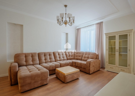 Адрес: ул. Мулланура Вахитова, дом 8, Количество комнат: 4, Общая площадь: 131.5 м<sup>2</sup>, Жилая площадь: 80 м<sup>2</sup>, Площадь кухни: 18 м<sup>2</sup>, Этаж: 2/5, Тип дома: Кирпичный, Район: Кировский