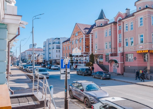 Тукая», в 80 метрах от пешеходной туристической улицы города; <strong>центр деловой и культурной жизни Казани</strong>, столицы Республики Татарстан.<br /><br /><strong>Общая площадь помещения: 486,4 кв.м.<br />Высота потолков: 3,6 метра.</strong><br /> <br />Помещение имеет <strong>5 входных групп:</strong><br />Два отдельных входа с улицы Петербургская; удобный пандус.<br />Один вход со стороны сквера.<br />Два служебных входа/выхода во двор и соседнюю улицу.<br /> <br />Индивидуальную систему приточно-вытяжной вентиляции.<br />Индивидуальные вытяжки для кухни и пекарни, выведены на крышу здания.<br />Электричество: <strong>500 кВт</strong>, возможно увеличение.<br />Имеется <strong>подземный паркинг. </strong><br /><br /><strong>Стоимость продажи:</strong> 600.000 руб./кв.м., в том числе НДС 20%.<br />Общая стоимость: 291,84 млн.руб.<br />В том числе НДС (20%): 48,64 млн.руб.<br />Возможен торг. <br /> <br />Данное помещение выгодно подходит для размещения представительства, клиентского офиса, финансового учреждения, медицинского или косметологического центра, офиса, торгового помещения по продаже дорогостоящих товаров, предприятия общественного питания: ресторана, пивного паба, эксклюзивной кондитерской.