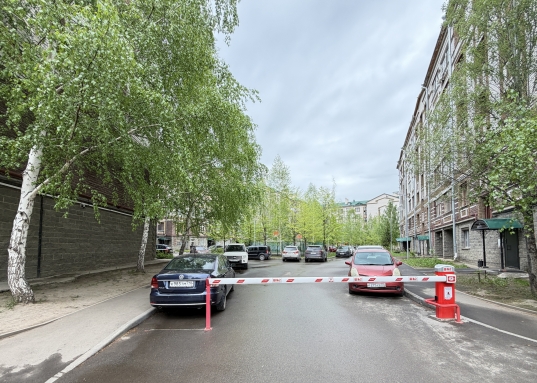 Представляю квартиру, созданную для счастливой семейной жизни, расположенную в доме 2004 года постройки по адресу ул. Сулеймановой, д. 3 (граница Ново-Савиновского, Московского и Кировского районов).<br /> <br /><strong>Что вас ждёт внутри:</strong><br />*<span style="text-decoration:underline;">Простор и функциональность:</span> 5 комнат, включая 3 спальни с собственными гардеробными — больше не нужно беспокоиться о хранении вещей!<br />*<span style="text-decoration:underline;">Гибкое пространство:</span> отдельный кабинет, который легко превратить в дополнительную спальню — идеально для растущей семьи.<br />*<span style="text-decoration:underline;">Сердце дома:</span> большая кухня (19,7 кв. м), совмещённая с гостиной (21,4 кв. м) и зимним садом. Здесь будут проходить тёплые семейные обеды и весёлые встречи с друзьями.<br />*<span style="text-decoration:underline;">Дополнительные преимущества:</span> 2 санузла, 3 полноценные благоустроенные лоджии (площадь указана без учета площади лоджий).<br />*<span style="text-decoration:underline;"><span style="text-decoration:underline;">До</span>машний оазис:</span> собственная сауна прямо в квартире — возможность расслабиться после насыщенного дня, не выходя из дома.<br /> <br /><strong>Безопасность и комфорт:</strong><br />*<span style="text-decoration:underline;">Надёжный дом:</span> высокое качество строительства и отличная шумоизоляция — ничто не потревожит ваш покой.<br />*<span style="text-decoration:underline;">Закрытая территория:</span> благоустроенный двор с шлагбаумом — дети могут играть на улице без опасений.<br />*<span style="text-decoration:underline;">Комфортный третий этаж</span> и колясочная на 1ом этаже.<br />*<span style="text-decoration:underline;">Индивидуальный климат:</span> малоэтажная застройка с индивидуальным отоплением — регулируйте температуру в доме и экономьте на коммунальных платежах.<br />*<span style="text-decoration:underline;">Парковка:</span> перед домом, Вы никогда не будете испытывать проблем с отсутствием мест.<br /> <br /><strong>Район, созданный для семьи:</strong><br />*<span style="text-decoration:underline;">Рядом с домом:</span> школа‑сад Монтессори и детский сад «Шакмак» — забота о самых маленьких под рукой.<br />*<span style="text-decoration:underline;">Для школьников:</span> Военно‑патриотический образовательный центр‑школа № 67 и республиканский центр поддержки одарённых детей «Созвездие‑Йолдызлык».<br />*<span style="text-decoration:underline;">Природа рядом:</span> дом расположен у экопарка «Харовое озеро» — ежедневные прогулки на свежем воздухе гарантированы.<br />*<span style="text-decoration:underline;">Удобная логистика:</span> 10 мин пешком до ст.метро, 10 мин до центра Казани на автомобиле<br /> <br /><strong>Сделайте шаг к комфортной жизни уже сегодня - </strong>инвестируйте в благополучие вашей семьи: безопасность, развитие детей и уют на долгие годы.<br /><br />​​​​​​​<br /><br /><em><strong>С уважением, ваш гид в мире недвижимости, Шахимарданова Гузель.</strong></em><br /><br /><em><strong>АН «МЕГАЛИТ» основано в 2004 году.