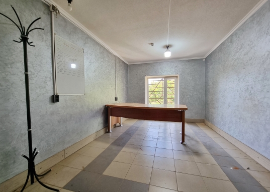 Напряжение 220В и 380В.<br /><br />Просторный паркинг.<br /><br />​​​​​​​Получить любую консультацию, а также договориться о просмотре можно по телефону.