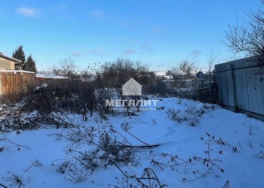 Идеальное сочетание загородного спокойствия и городской доступности.<br />• <strong>Назначение:</strong> ИЖС (индивидуальное жилищное строительство).<br /><br />Рядом школа и детский садик, Голубые озера и смешанный лес, магазины и остановка общественного транспорта. <br />Очистка снега силами муниципалитета, освещение улицы в вечернее время. <br /><br />Это редкая возможность приобрести участок, где все основные и самые затратные работы по подведению коммуникаций уже выполнены.