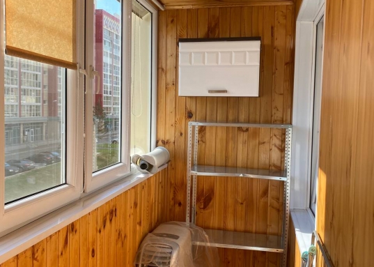 Имеется вся необходимая мебель и техника, для комфортного проживания: кухонный гарнитур, стол, стулья, холодильник, СВЧ, стиральная машина автомат, , в комнатах два диван, шкаф для одежды.Легко доехать до КГМУ, КФУ, КГАСУ, КГИК.В шаговой доступности располагаются по улице Павлюхина «KazanMall», по улице Назарбаева ст.м. Шаляпина, Качалова.