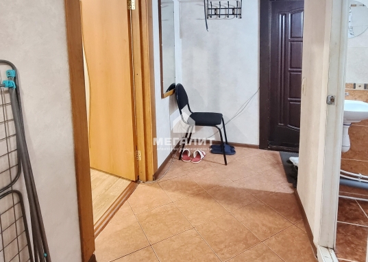 Сдам уютную квартиру по адресу: г.Казань, Ново-Савиновский район, ул.Адоратского, д.13.<br /><br />МЫ ПРОВЕРИЛИ КВАРТИРУ ,ЧТО В НЕЙ ВСЁ ХОРОШО,СОБСТВЕННИК НАДЁЖНЫЙ.<br /><br />ФОТОГРАФИИ НАСТОЯЩИЕ- МЫ ИХ СДЕЛАЛИ САМИ.<br /><br />Дом расположен в районе с развитой инфраструктурой, где есть все для комфортного проживания.<br /><br />Квартира с хорошим ремонтом, мебелью и техникой, проведен Интернет.<br /><br />В шаговой доступности школы и садики, ТК "Савиново" и ТЦ "XL" на Ямашева, Четаева, Чистопольская, Лаврентьева, Амирхана, Чуйкова.<br /><br />​​​​​​​С уважением, ваш гид в мире недвижимости, Марсель Идиатуллин.<br /><br />АН «Мегалит» основано в 2004 году, 22 года опыта на Вашей стороне.