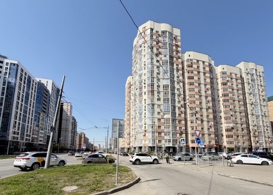 квартиру на ул. Чистопольской у Казань Арены?</strong><br /><br />В продаже 2-комнатная квартира, расположенная в теплом комфортном доме 2011 года постройки в Новосавиновском районе по адресу ул. Чистопольская, 71 (ул. Адоратского, 1а).<br /><br /> О ДОМЕ:<br />Год постройки 2011.<br />Огороженная территория, въезд через шлагбаум.<br />Двор без машин.